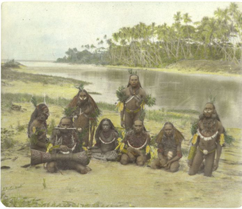 229037 Acht mannen van de Marind-anim poseren bij de monding van de Welab rivier, in het Wambi-gebied (Indonesië)